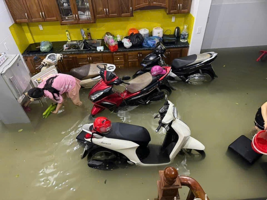 Nhiều khu vực TP Nam Định ngập s&acirc;u, cảnh s&aacute;t d&ugrave;ng xe c&ocirc;ng vụ đưa d&acirc;n qua đường- Ảnh 9.