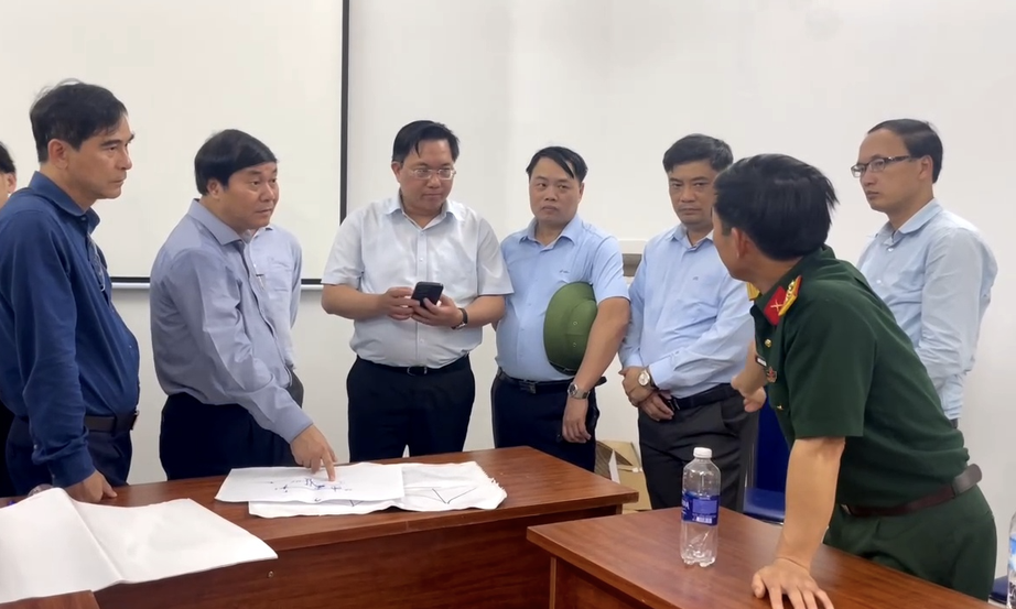 N&iacute;n thở khoảnh khắc c&aacute;c t&agrave;u mắc kẹt tr&ocirc;i qua gầm cầu Vĩnh Ph&uacute;- Ảnh 2.