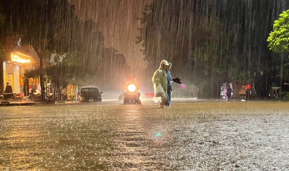 Mưa lũ bủa v&acirc;y, nhiều trường cho học sinh, sinh vi&ecirc;n tạm nghỉ, học trực tuyến- Ảnh 1.