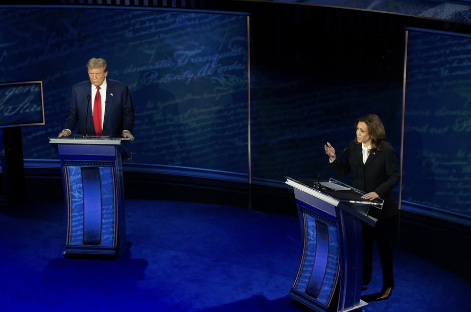 Những chi tiết đ&aacute;ng ch&uacute; &yacute; trong m&agrave;n tranh luận giữa Trump - Harris- Ảnh 2.