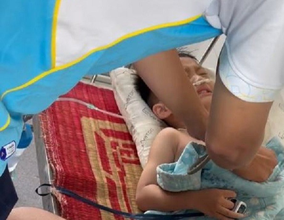 Trưởng C&ocirc;ng an x&atilde; cứu ch&aacute;u b&eacute; bị đuối nước ở Hải Dương- Ảnh 1.