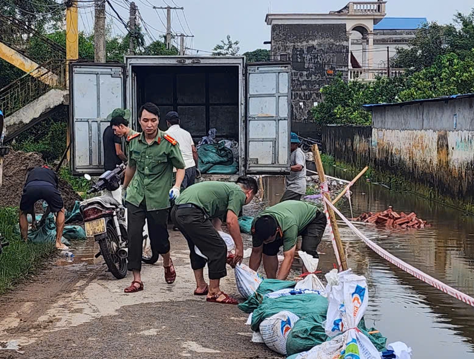 Ph&oacute; thủ tướng Trần Hồng H&agrave; chỉ đạo c&ocirc;ng t&aacute;c ph&ograve;ng chống lũ lụt ở Nam Định- Ảnh 3.