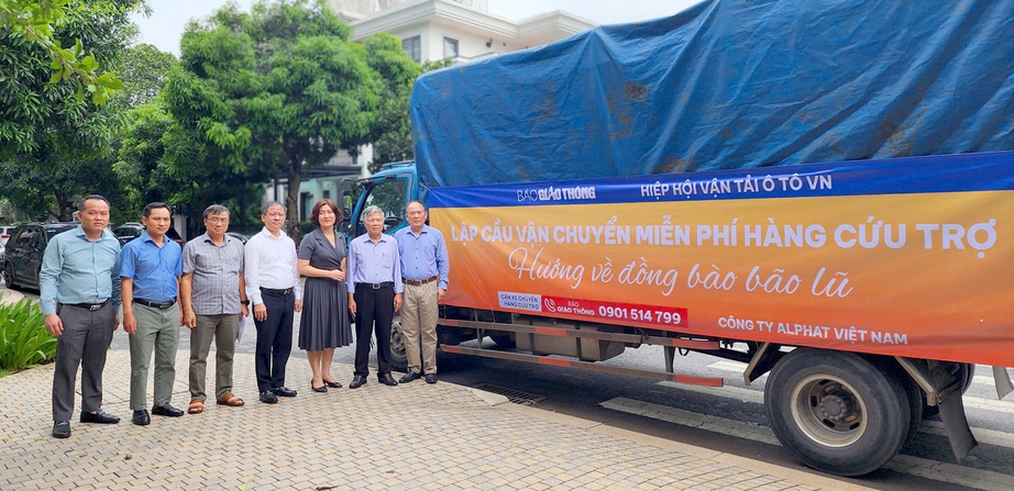 Triệu tr&aacute;i tim hướng về miền Bắc
- Ảnh 1.