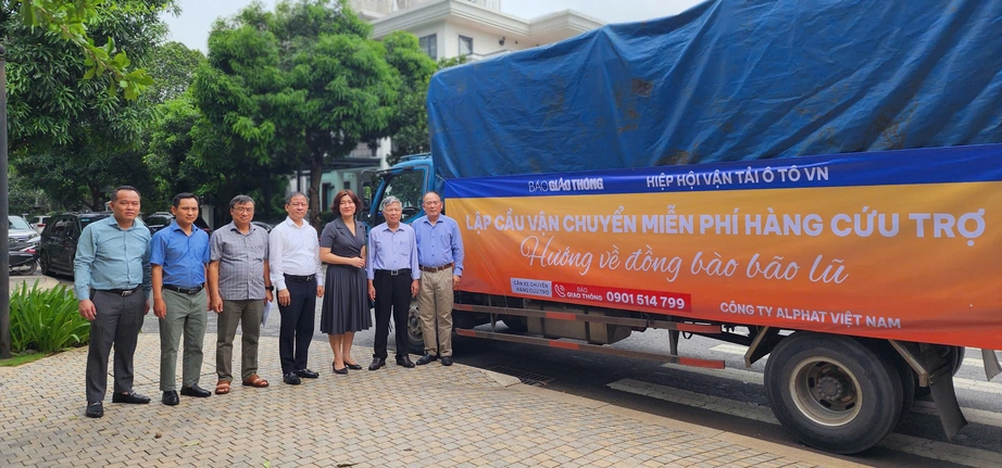 B&aacute;o Giao th&ocirc;ng quy&ecirc;n g&oacute;p v&agrave; lập cầu vận chuyển miễn ph&iacute; h&agrave;ng cứu trợ đồng b&agrave;o sau b&atilde;o số 3- Ảnh 6.