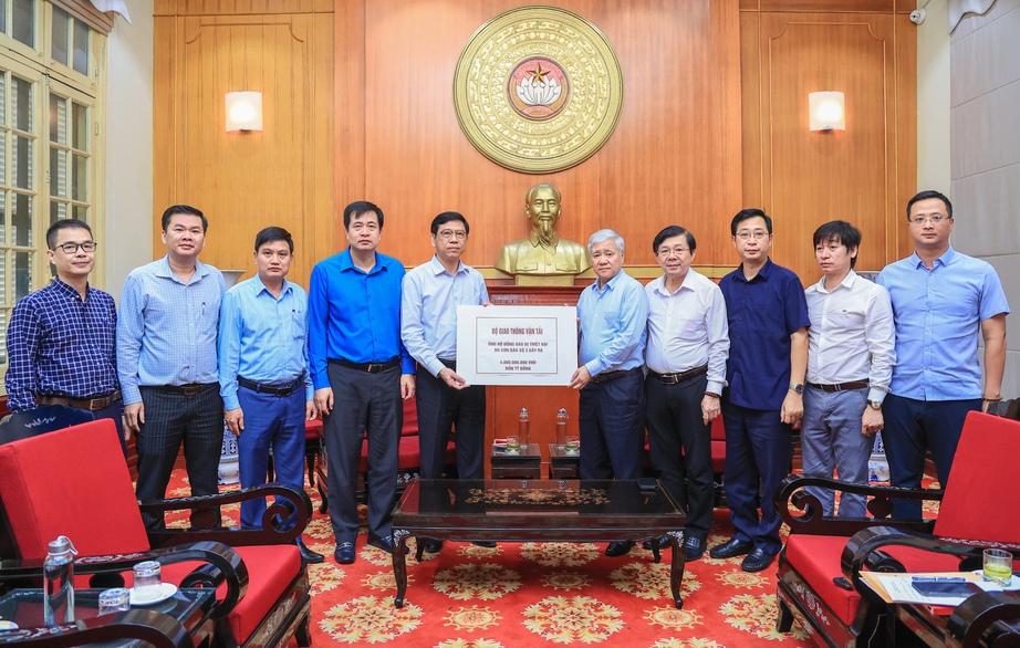 Bộ GTVT trao 4 tỷ đồng ủng hộ b&agrave; con bị thiệt hại do b&atilde;o lũ- Ảnh 2.