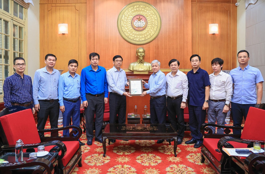 Bộ GTVT trao 4 tỷ đồng ủng hộ b&agrave; con bị thiệt hại do b&atilde;o lũ- Ảnh 3.