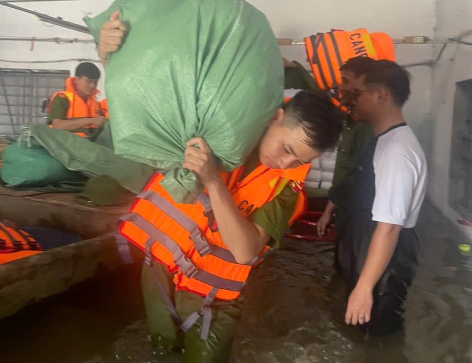 Cận cảnh khẩn cấp hộ đ&ecirc;, sơ t&aacute;n d&acirc;n tại c&aacute;c v&ugrave;ng b&aacute;o động lũ cấp 3 ở Nam Định- Ảnh 9.