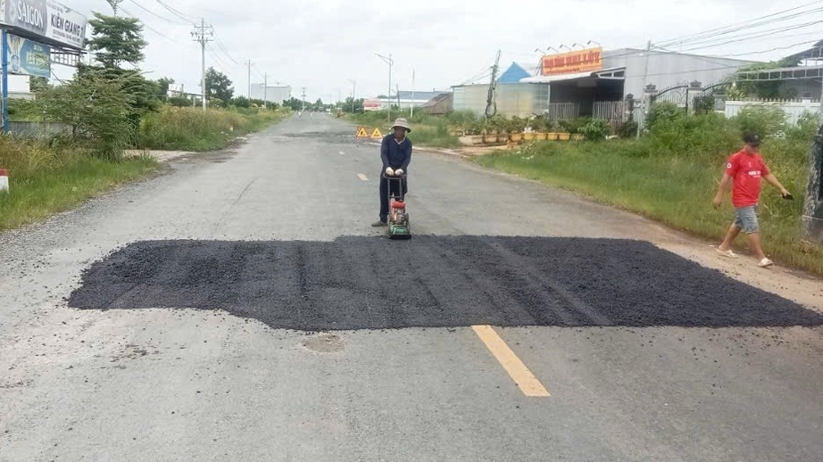 X&oacute;a ổ g&agrave; tr&ecirc;n đường Hồ Ch&iacute; Minh qua C&agrave; Mau sau phản &aacute;nh của B&aacute;o Giao th&ocirc;ng- Ảnh 1.