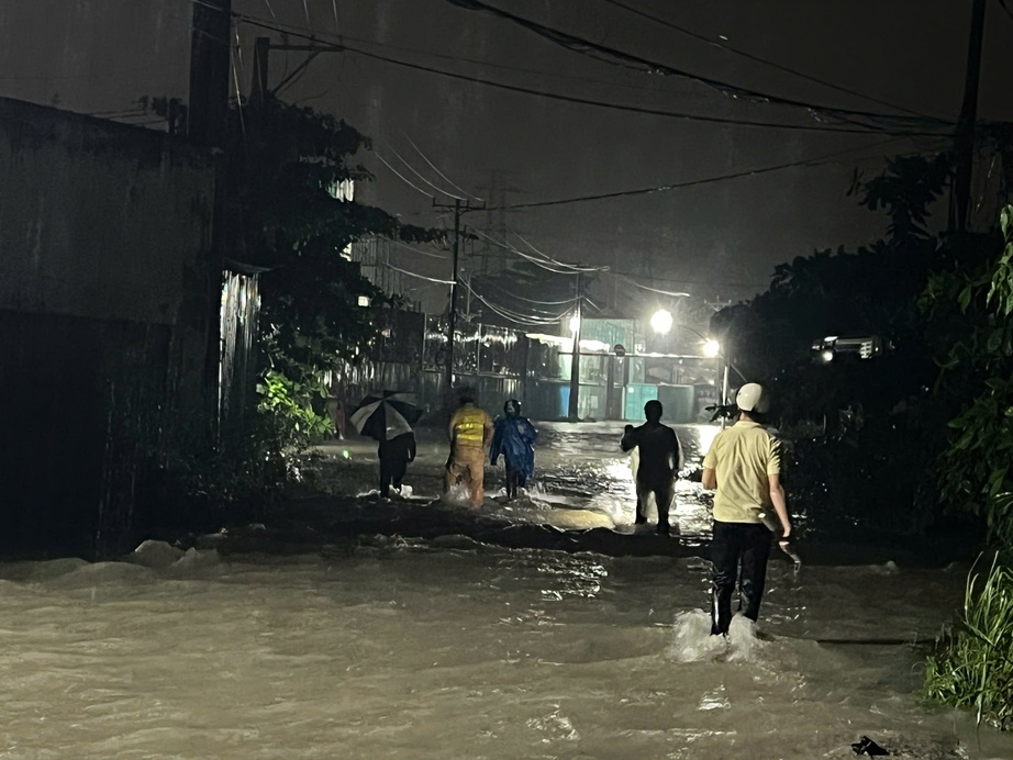 Mưa lớn cuốn tr&ocirc;i xe b&aacute;n tải, nữ t&agrave;i xế tử vong trong cống tho&aacute;t nước- Ảnh 2.
