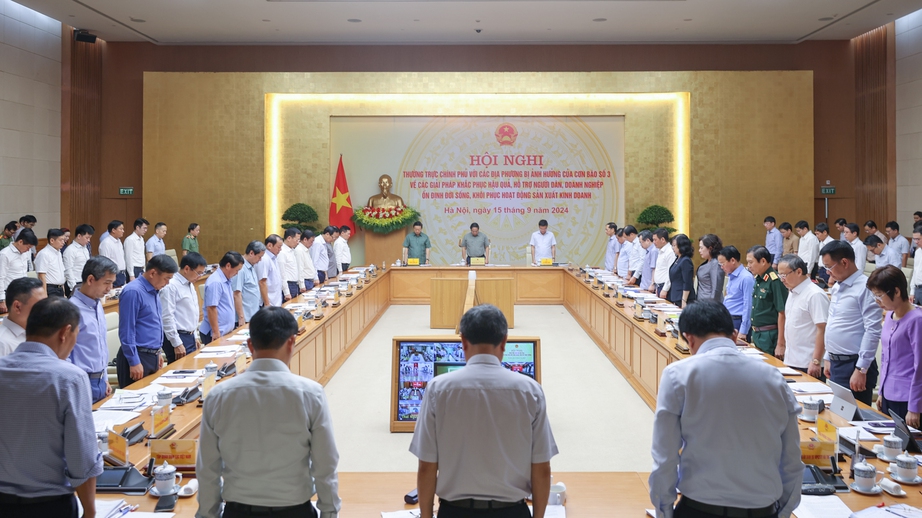 Thủ tướng nhiều lần nghẹn giọng, bật kh&oacute;c khi đề cập tới mất m&aacute;t của người d&acirc;n do b&atilde;o Yagi- Ảnh 1.