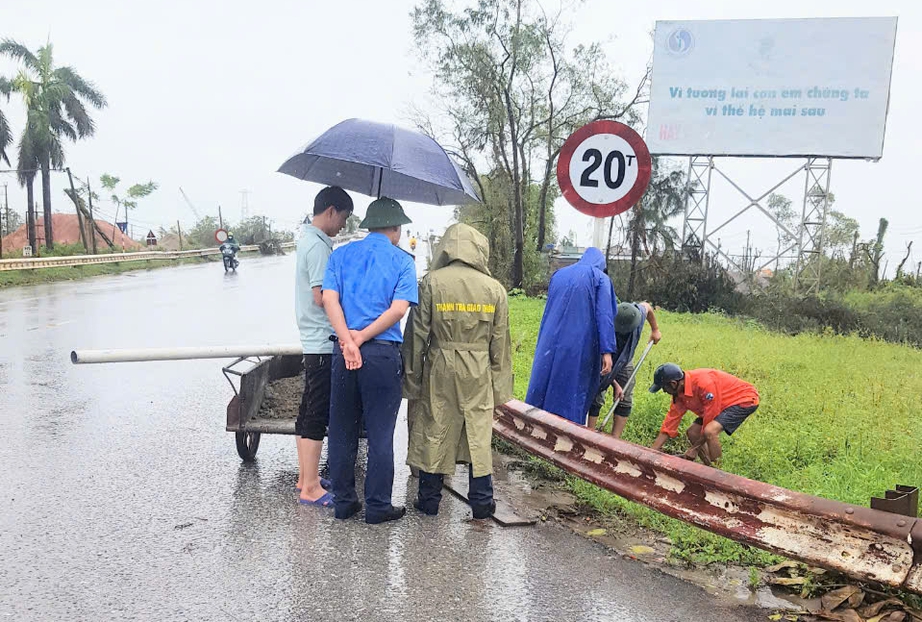 Th&aacute;i B&igrave;nh kh&ocirc;i phục hoạt động giao th&ocirc;ng đường thủy, bến kh&aacute;ch ngang s&ocirc;ng sau lũ- Ảnh 2.