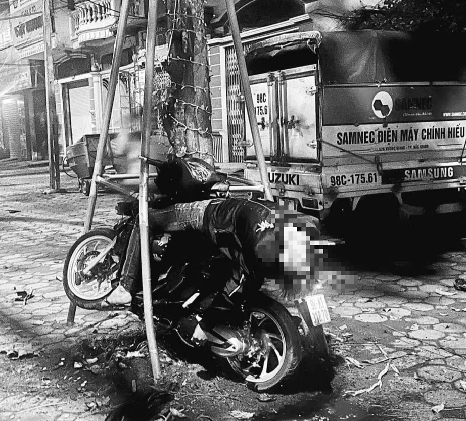 T&ocirc;ng tr&uacute;ng c&acirc;y tr&ecirc;n h&egrave; phố, nam thanh ni&ecirc;n tử vong trong đ&ecirc;m- Ảnh 1.