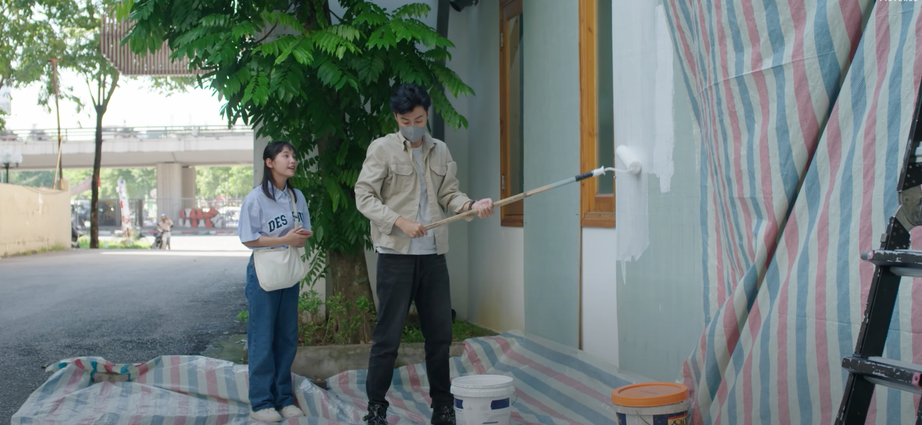 "Đi giữa trời rực rỡ" tập 36: Pu cùng Thái "khởi nghiệp" quét sơn, mở quán cà phê- Ảnh 1. "Đi giữa trời rực rỡ" tập 36: Pu cùng Thái "khởi nghiệp" quét sơn, mở quán cà phê- Ảnh 1.