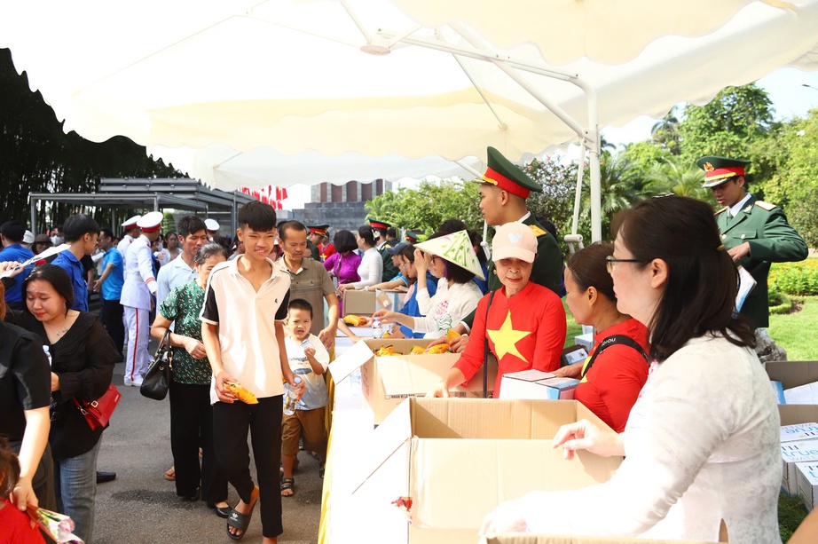 Hơn 3 vạn người d&acirc;n v&agrave;o Lăng viếng B&aacute;c Hồ trong ng&agrave;y Quốc kh&aacute;nh 2/9- Ảnh 10.