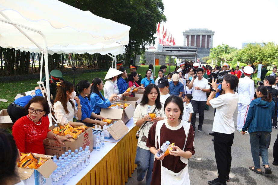 Hơn 3 vạn người d&acirc;n v&agrave;o Lăng viếng B&aacute;c Hồ trong ng&agrave;y Quốc kh&aacute;nh 2/9- Ảnh 3.