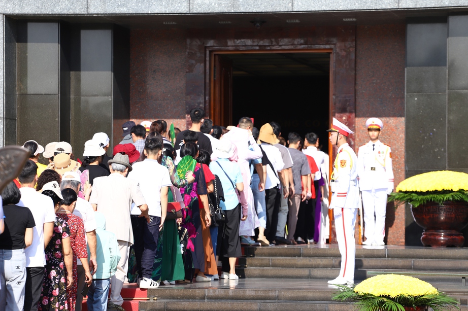 Hơn 3 vạn người d&acirc;n v&agrave;o Lăng viếng B&aacute;c Hồ trong ng&agrave;y Quốc kh&aacute;nh 2/9- Ảnh 4.