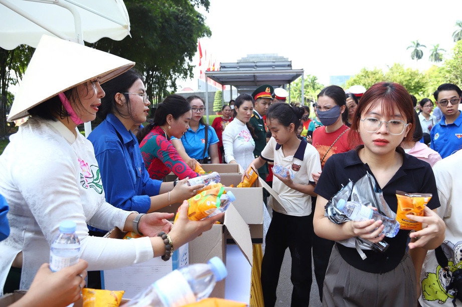 Hơn 3 vạn người d&acirc;n v&agrave;o Lăng viếng B&aacute;c Hồ trong ng&agrave;y Quốc kh&aacute;nh 2/9- Ảnh 5.