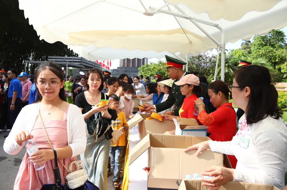 Hơn 3 vạn người d&acirc;n v&agrave;o Lăng viếng B&aacute;c Hồ trong ng&agrave;y Quốc kh&aacute;nh 2/9- Ảnh 6.