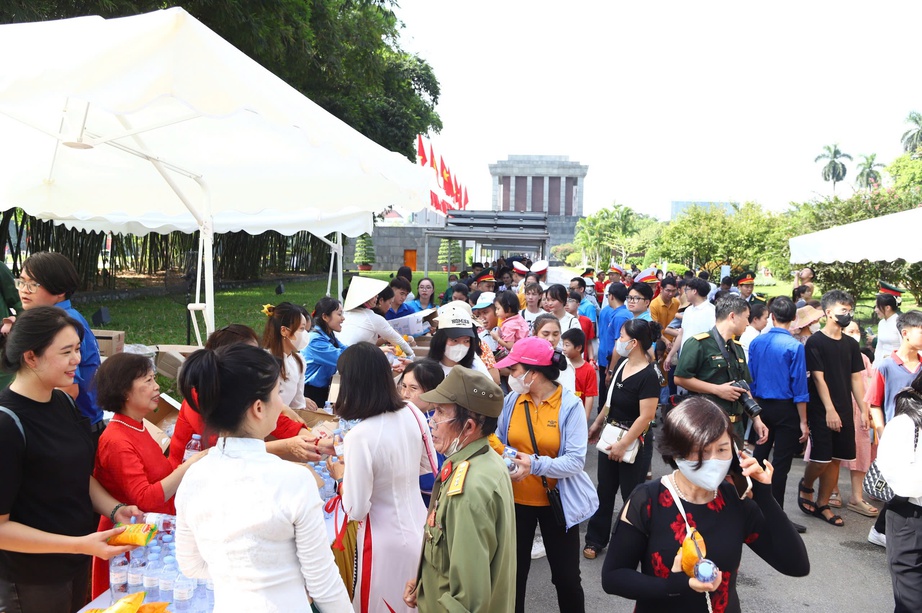 Hơn 3 vạn người d&acirc;n v&agrave;o Lăng viếng B&aacute;c Hồ trong ng&agrave;y Quốc kh&aacute;nh 2/9- Ảnh 7.