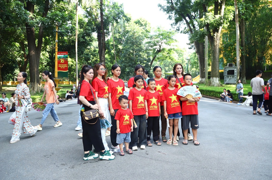 Hơn 3 vạn người d&acirc;n v&agrave;o Lăng viếng B&aacute;c Hồ trong ng&agrave;y Quốc kh&aacute;nh 2/9- Ảnh 8.