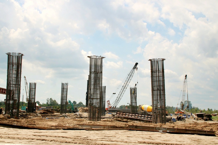 Tháng 9/2024 di dời xong đường điện cao thế, bứt tốc cao tốc trục ngang lớn nhất ĐBSCL- Ảnh 1. Tháng 9/2024 di dời xong đường điện cao thế, bứt tốc cao tốc trục ngang lớn nhất ĐBSCL- Ảnh 1.