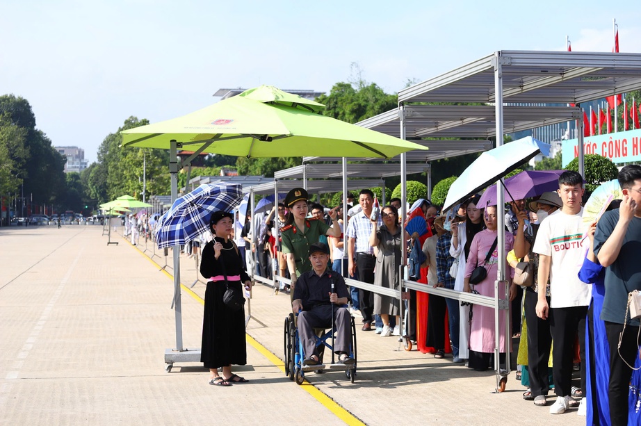 Hơn 3 vạn người d&acirc;n v&agrave;o Lăng viếng B&aacute;c Hồ trong ng&agrave;y Quốc kh&aacute;nh 2/9- Ảnh 1.