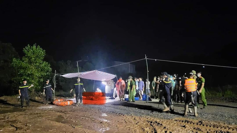 Phú Thọ: Trục vớt nhịp cầu Phong Châu, tìm thấy thêm 1 nạn nhân- Ảnh 9. Phú Thọ: Trục vớt nhịp cầu Phong Châu, tìm thấy thêm 1 nạn nhân- Ảnh 9.