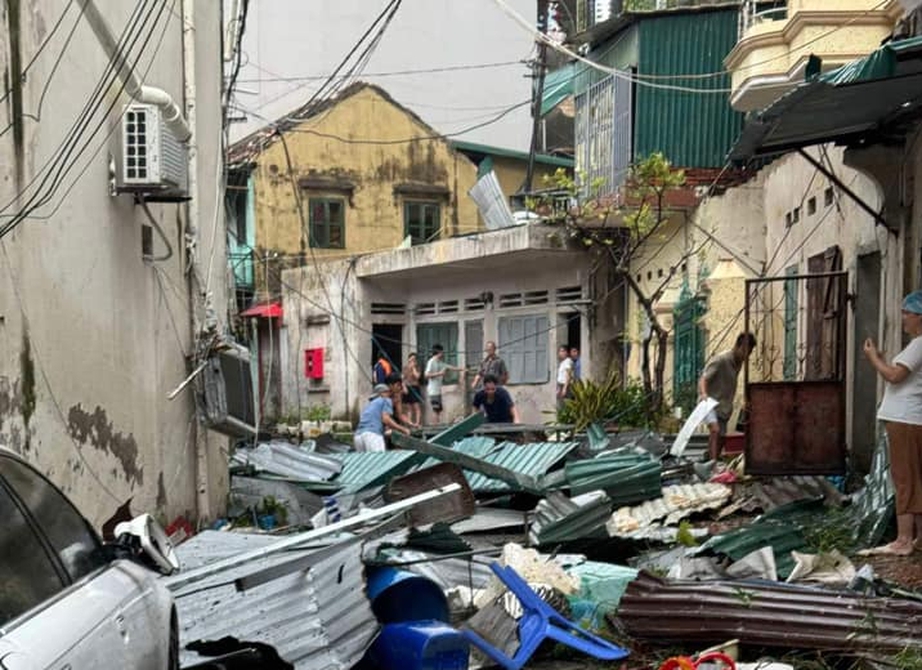 Gi&oacute; giật kinh ho&agrave;ng hất tung cửa k&iacute;nh, giật phăng m&aacute;i t&ocirc;n, nhấn ch&igrave;m t&agrave;u ở Quảng Ninh- Ảnh 1.