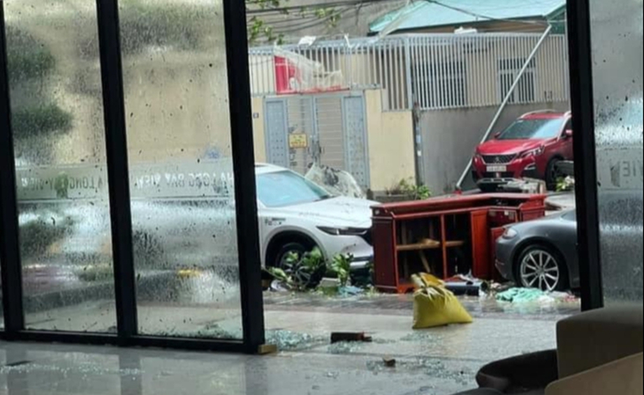 Gi&oacute; giật kinh ho&agrave;ng hất tung cửa k&iacute;nh, giật phăng m&aacute;i t&ocirc;n, nhấn ch&igrave;m t&agrave;u ở Quảng Ninh- Ảnh 3.