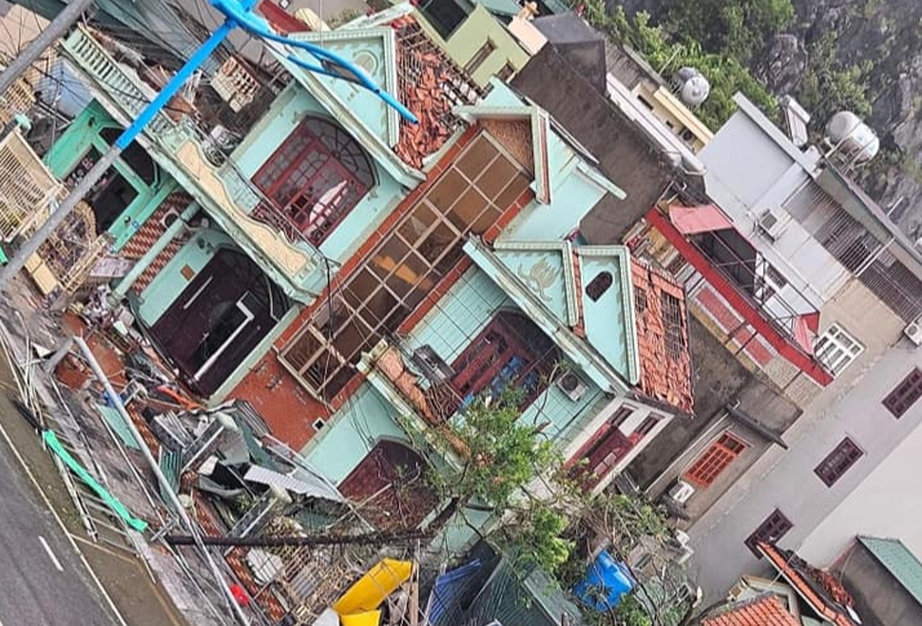 Gi&oacute; giật kinh ho&agrave;ng hất tung cửa k&iacute;nh, giật phăng m&aacute;i t&ocirc;n, nhấn ch&igrave;m t&agrave;u ở Quảng Ninh- Ảnh 4.