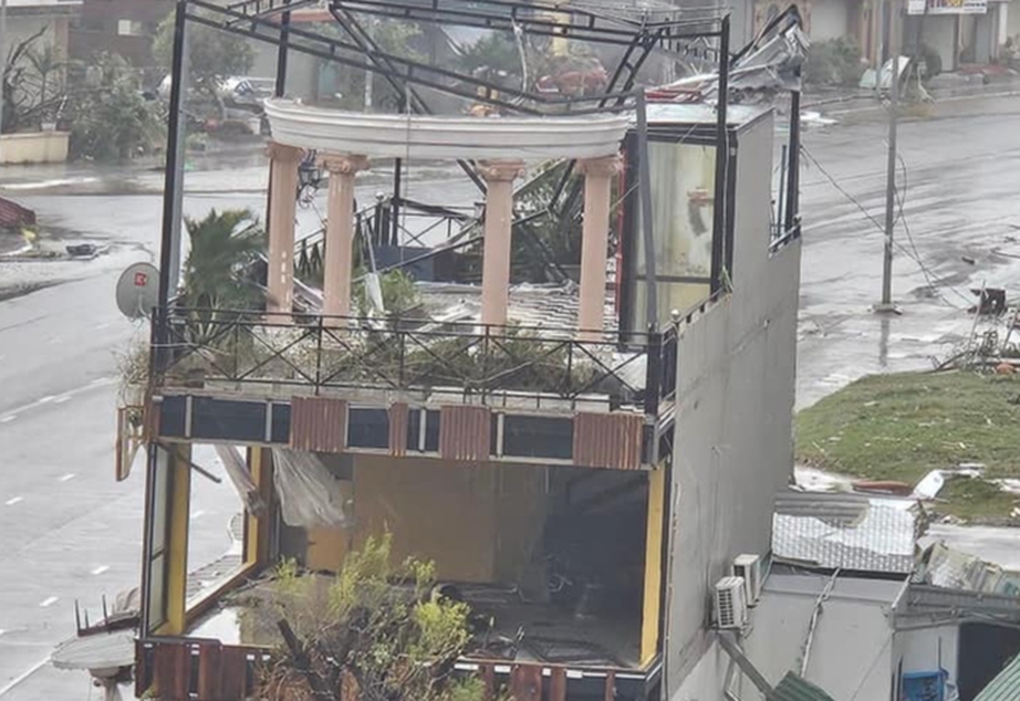 Gi&oacute; giật kinh ho&agrave;ng hất tung cửa k&iacute;nh, giật phăng m&aacute;i t&ocirc;n, nhấn ch&igrave;m t&agrave;u ở Quảng Ninh- Ảnh 6.