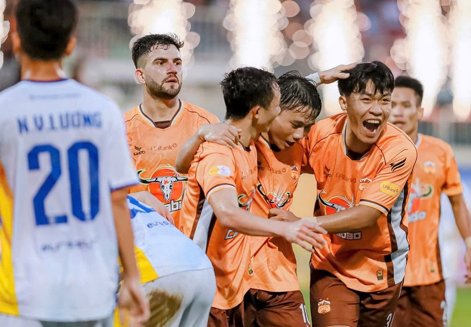 V-League: HAGL tiếp tục thăng hoa, B&igrave;nh Dương mất điểm đ&aacute;ng tiếc - Ảnh 1.