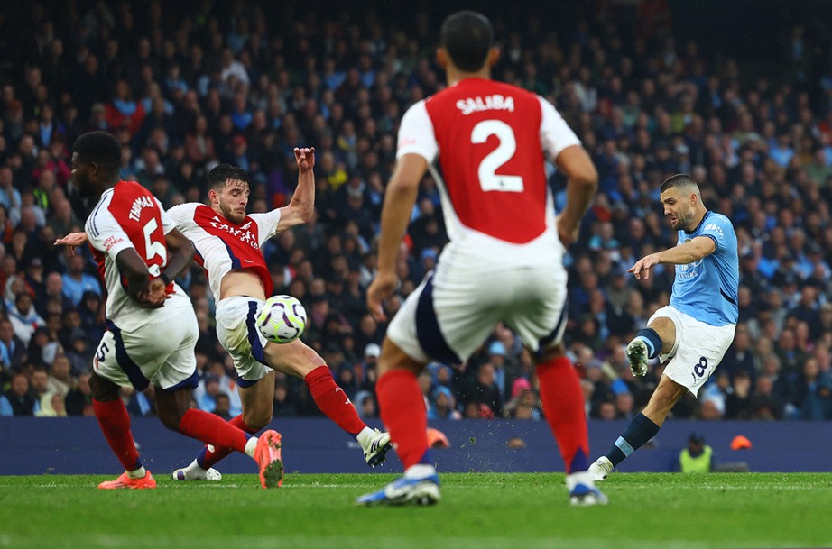Ngoại hạng Anh: Thủng lưới ph&uacute;t 90+8, Arsenal đ&aacute;nh rơi chiến thắng trước Man City- Ảnh 1.