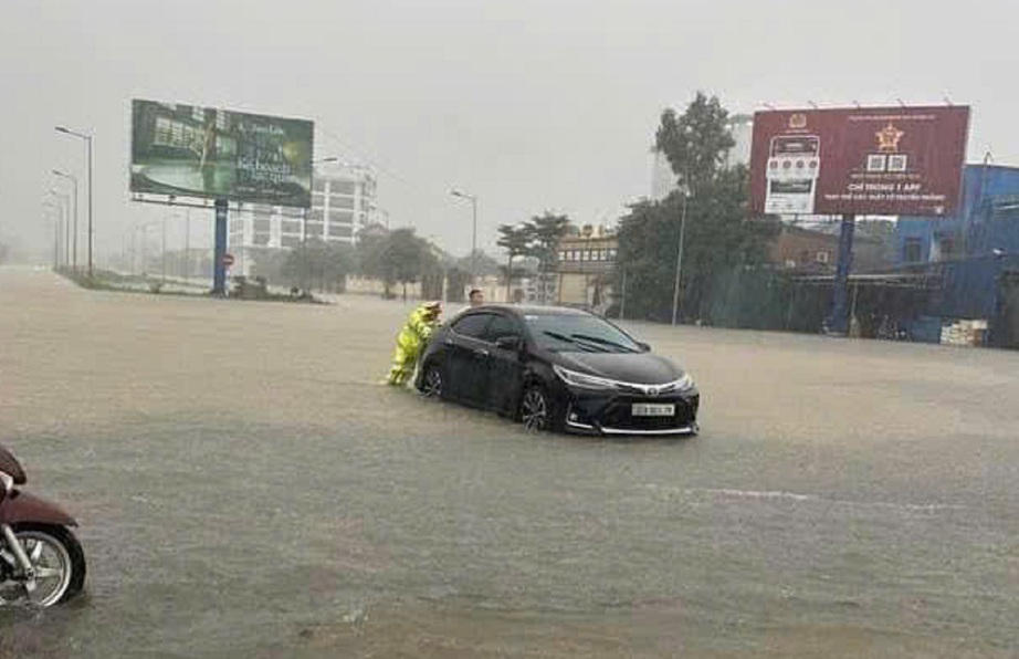 TP Vinh tiếp tục mưa lớn, nhiều tuyến phố ngập s&acirc;u- Ảnh 6.
