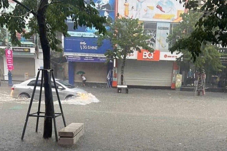 TP Vinh tiếp tục mưa lớn, nhiều tuyến phố ngập s&acirc;u- Ảnh 2.