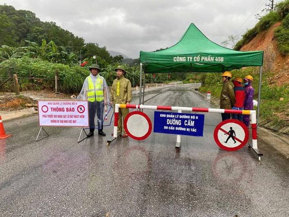 Quốc lộ 8A nối cửa khẩu Cầu Treo sạt lở, nhiều tuyến đường ở H&agrave; Tĩnh ngập cục bộ- Ảnh 1.