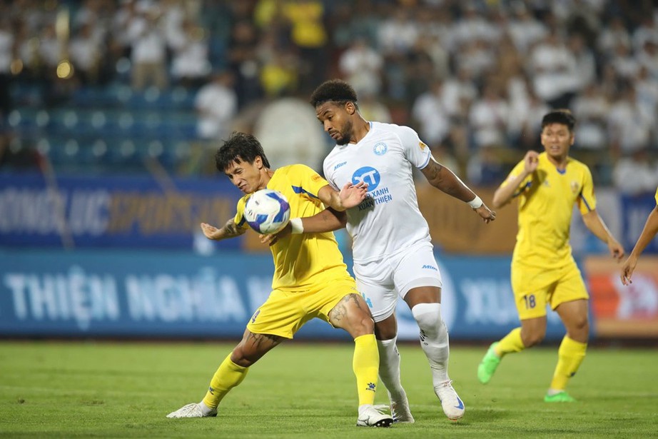 V-League: Sao nhập tịch tỏa s&aacute;ng, Nam Định chật vật hạ Quảng Nam - Ảnh 1.