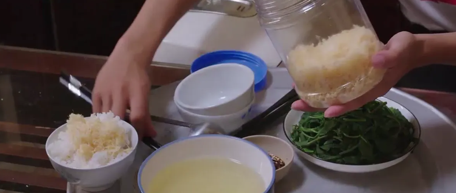 Đi giữa trời rực rỡ tập 40: Chải đi làm ở quán phở, Quang đối đầu Bảo Anh- Ảnh 2. Đi giữa trời rực rỡ tập 40: Chải đi làm ở quán phở, Quang đối đầu Bảo Anh- Ảnh 2.