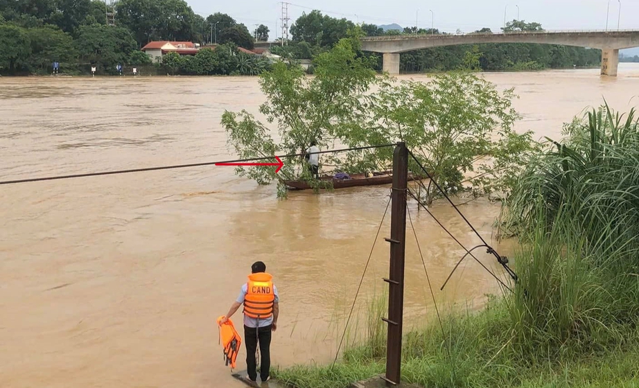 Người đàn ông ở Thanh Hóa bị nước lũ cuốn trôi 2km sống sót kỳ diệu- Ảnh 1. Người đàn ông ở Thanh Hóa bị nước lũ cuốn trôi 2km sống sót kỳ diệu- Ảnh 1.
