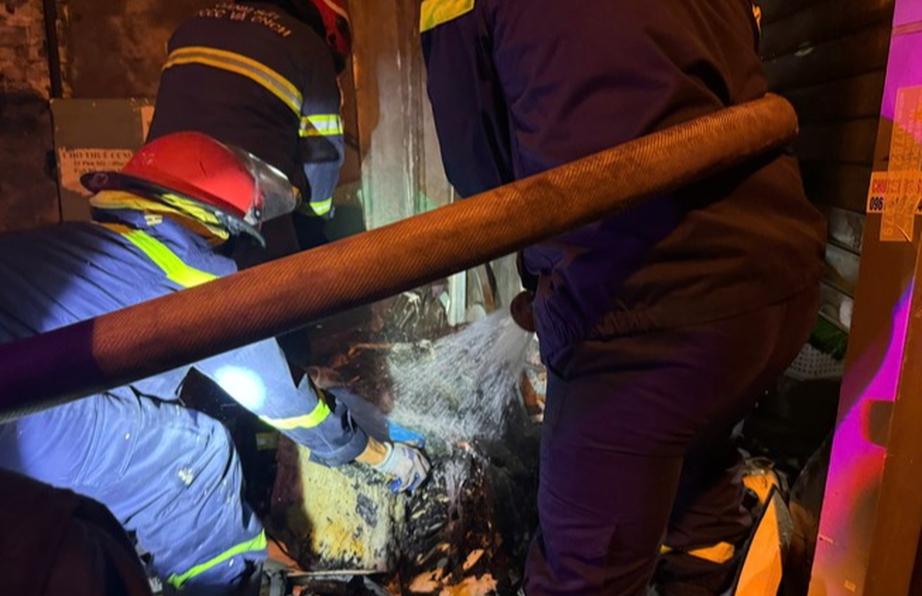 H&agrave; Nội: 4 người trong gia đ&igrave;nh tho&aacute;t khỏi ng&ocirc;i nh&agrave; ch&aacute;y l&uacute;c rạng s&aacute;ng- Ảnh 1.