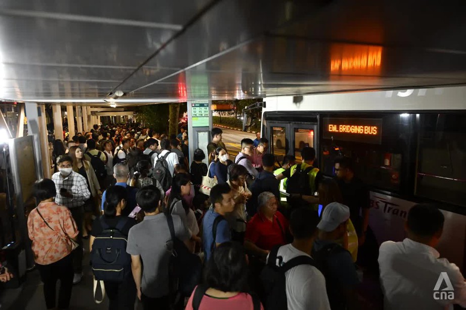 Singapore: Tàu điện trật bánh gây ra sự cố nghiêm trọng nhất - Ảnh 2. Singapore: Tàu điện trật bánh gây ra sự cố nghiêm trọng nhất - Ảnh 2.