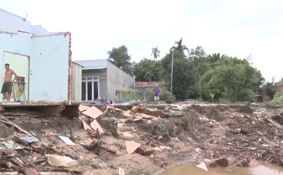 Sạt lở nhấn chìm bốn căn nhà cùng tài sản xuống sông Đồng Nai- Ảnh 2. Sạt lở nhấn chìm bốn căn nhà cùng tài sản xuống sông Đồng Nai- Ảnh 2.