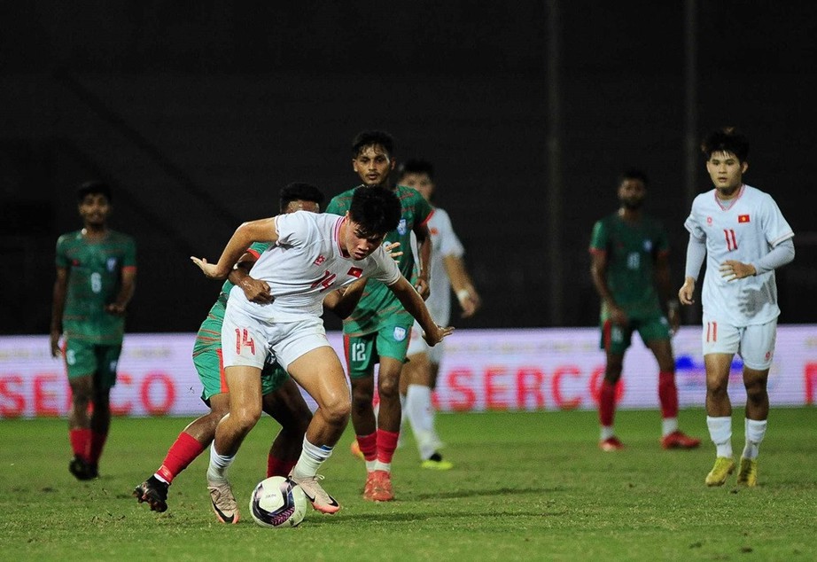V&ograve;ng loại U20 ch&acirc;u &Aacute;: Thắng đậm Bangladesh, U20 Việt Nam vẫn mất ng&ocirc;i đầu bảng - Ảnh 1.