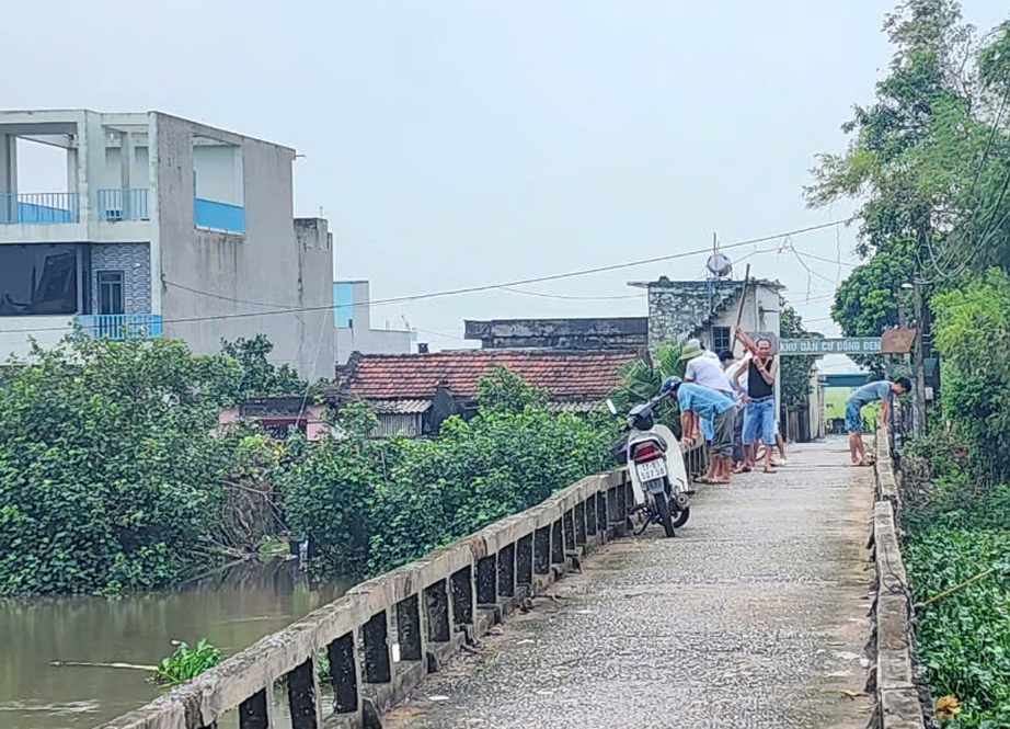 Th&aacute;i B&igrave;nh: Cầu d&acirc;n sinh xuống cấp nghi&ecirc;m trọng, d&acirc;n phải đi đường v&ograve;ng- Ảnh 2.