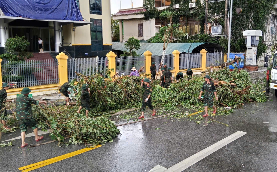X&uacute;c động chuyện bộ đội cứu người trong b&atilde;o dữ, sửa nh&agrave; l&uacute;c b&atilde;o tan- Ảnh 5.