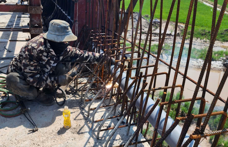 Tăng tốc thi c&ocirc;ng cầu vượt s&ocirc;ng Đ&aacute;y nối Nam Định - Ninh B&igrave;nh- Ảnh 2.