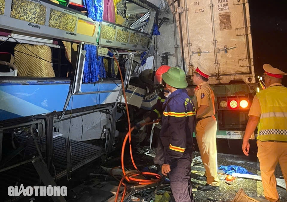 Vụ TNGT tr&ecirc;n cao tốc l&agrave;m 15 người bị thương: C&aacute;c phương tiện c&oacute; c&ograve;n hạn đăng kiểm?- Ảnh 1.