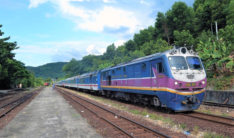 Đường sắt ra c&ocirc;ng điện khẩn, kh&ocirc;ng cho t&agrave;u chạy xuy&ecirc;n t&acirc;m b&atilde;o- Ảnh 1.