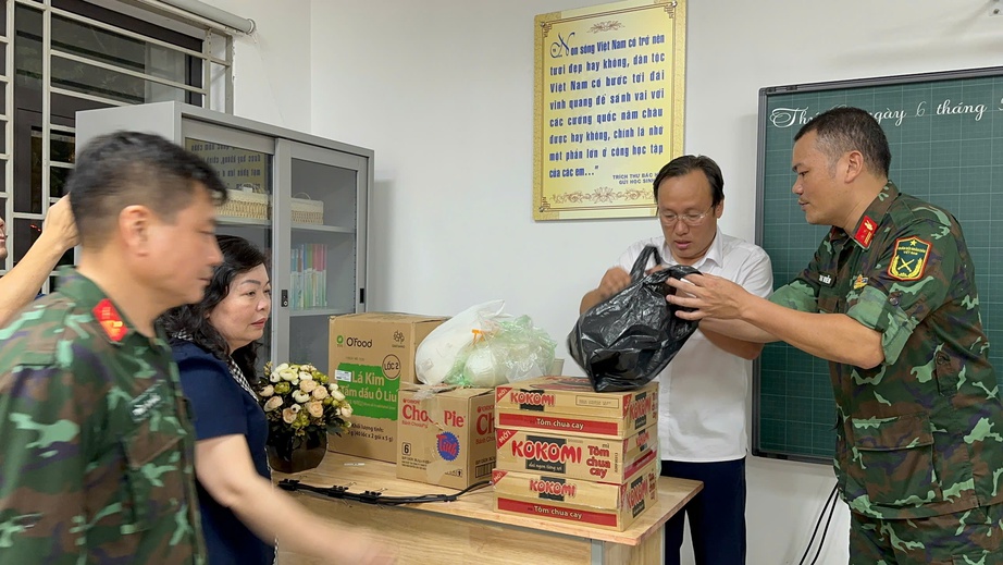 Cận cảnh nơi ở tạm của 160 người H&agrave; Nội phải di dời để tr&aacute;nh si&ecirc;u b&atilde;o- Ảnh 4.