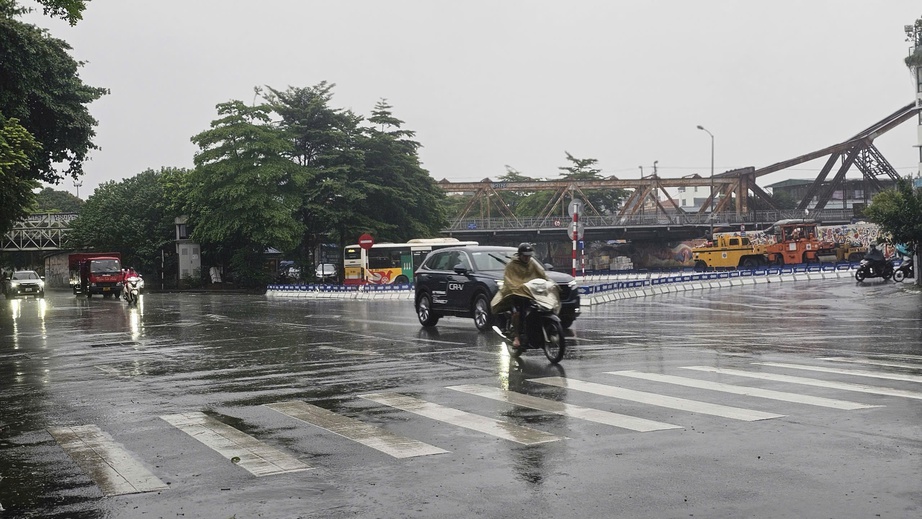 Đường phố H&agrave; Nội vắng lặng trước b&atilde;o số 3 Yagi- Ảnh 5.